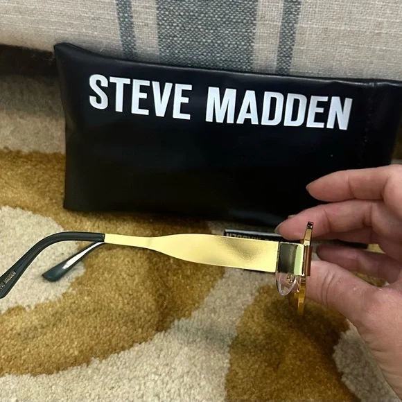 Steve Madden Gold Framed Sunglasses - Picture 3 of 4